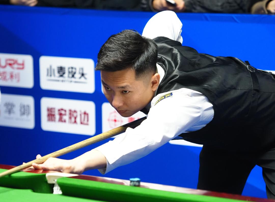 在他效力的 在他效力的